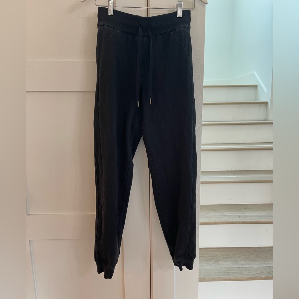Lululemon size 4 black Scuba sweatpants gently worn! Like New - just tried on 😊